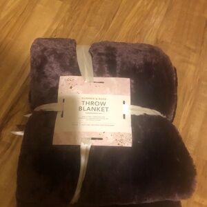 Summer & Rose Cozy Throw Blanket - Rich Purple